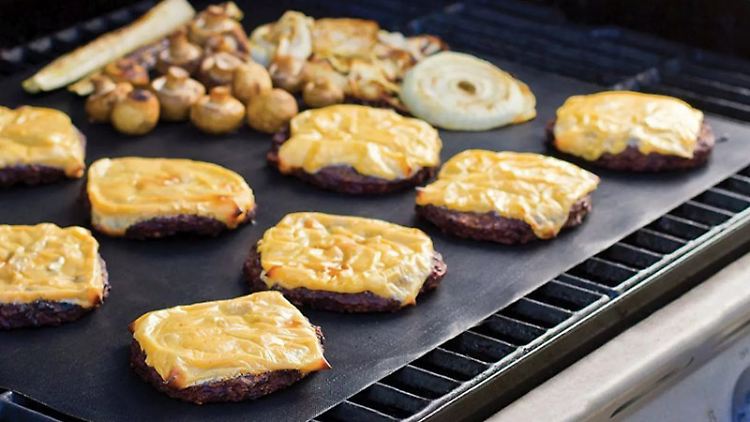 Mit der richtigen Vorbereitung bleibt das Fleisch saftig – und nicht am Grill haften.