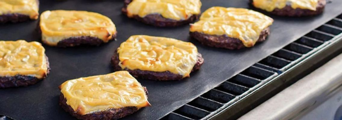 Mit der richtigen Vorbereitung bleibt das Fleisch saftig – und nicht am Grill haften.
