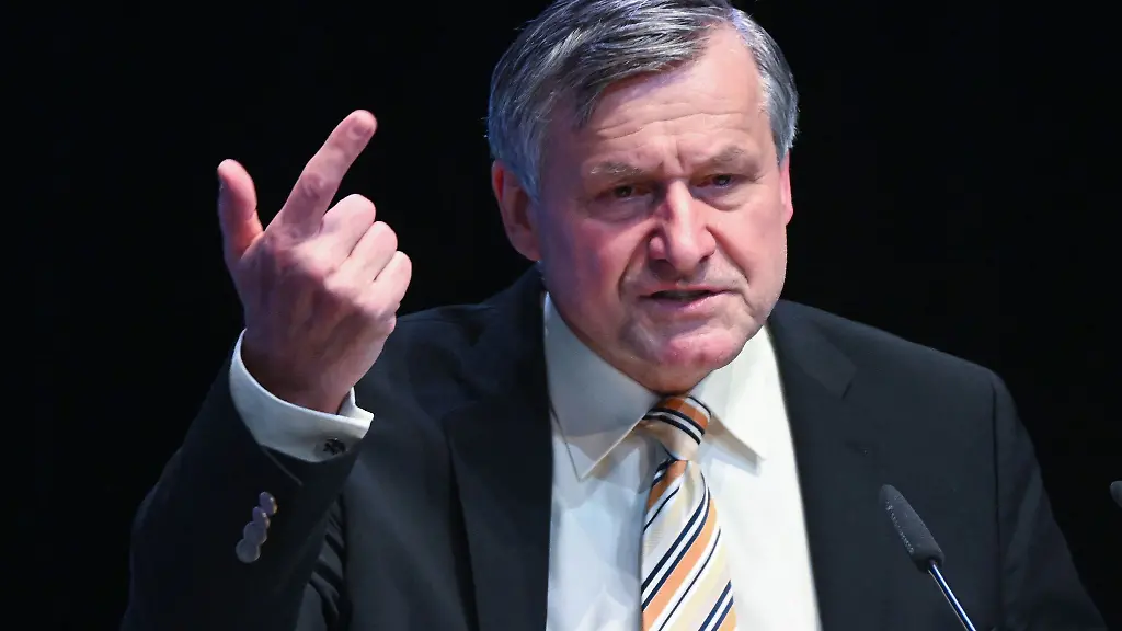 Baden-Wuerttembergs-FDP-Fraktionsvorsitzender-Hans-Ulrich-Ruelke-haelt-eine-Rede