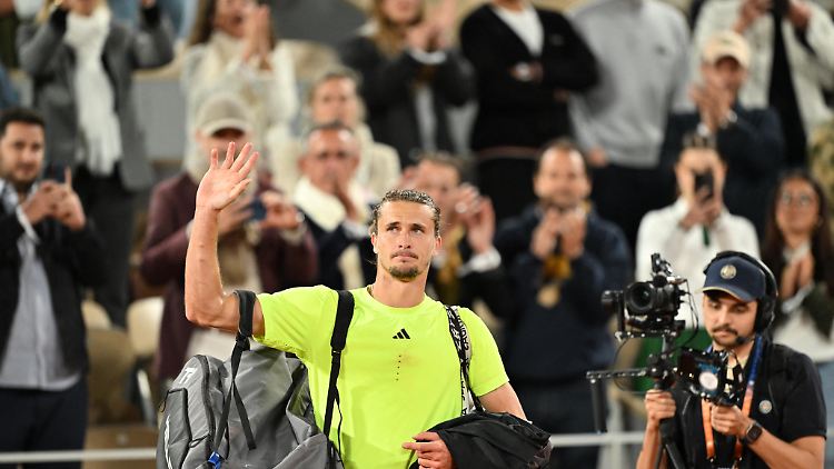 Alexander Zverev verabschiedet sich enttäuscht aus Paris.