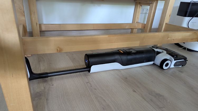 Der F25 ACE kann auch per Fernsteuerung manövriert werden, bleibt im Test aber unter dem Tisch stecken.
