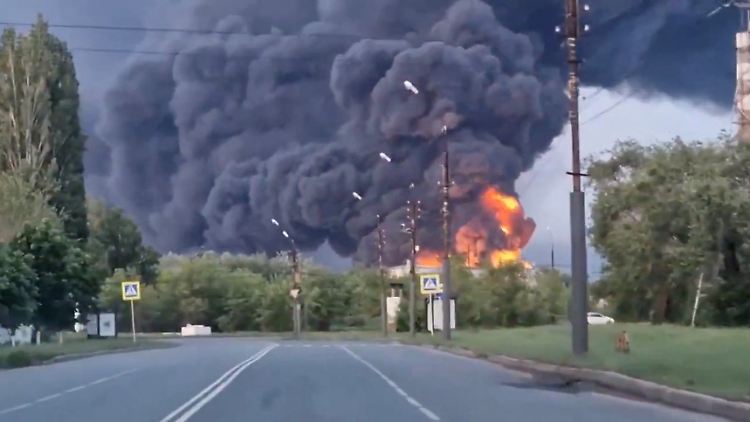 Feuer und Rauch steigen in Engels in der Region Saratow auf. Auch den Luftwaffenstützpunkt in Engels will die Ukraine getroffen haben.
