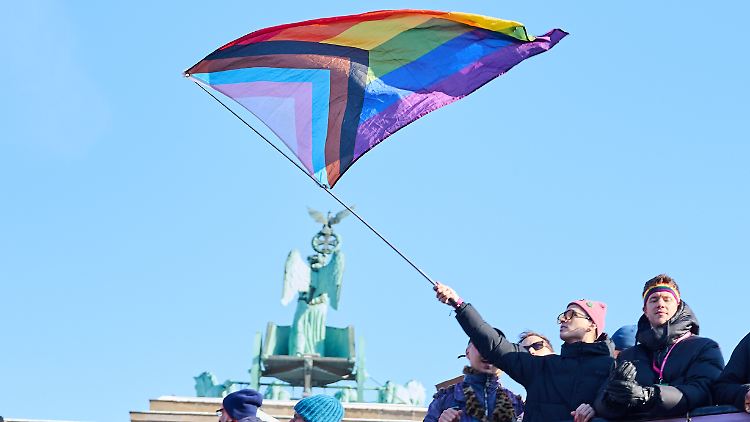 Queerfeindliche Hasskriminalität habe in Deutschland erneut einen "traurigen Höhepunkt" erreicht, sagt ein Experte.