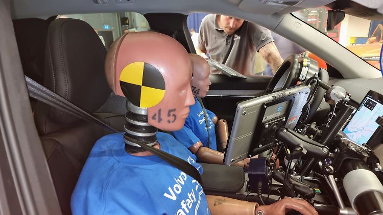 Im Volvo-Entwicklungslabor müssen Puppen herhalten, um Gurte zu verbessern.