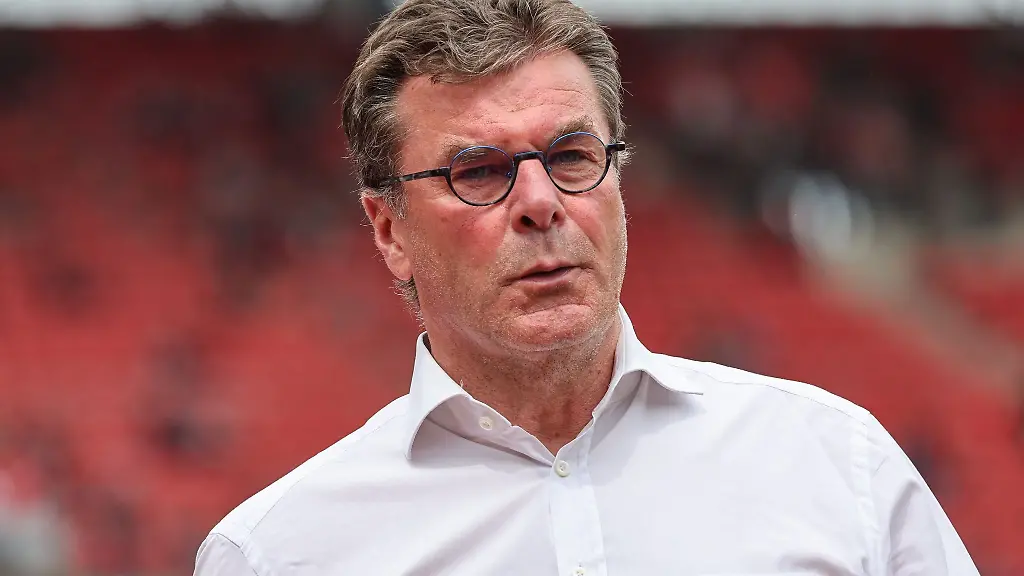 Der-Nuernberger-Trainer-Dieter-Hecking-steht-vor-Spielbeginn-auf-dem-Platz