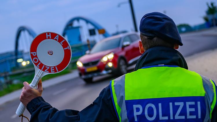 Bundespolizist an der Grenze bei Frankfurt (Oder). Am Bahnhof der Stadt an der Grenze zu Polen wurden die drei Somalier zurückgewiesen.
