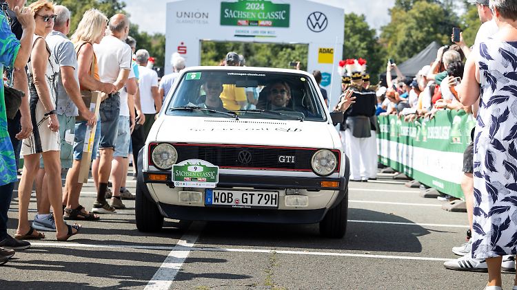 Gewinnt die Herzen auch nach 50 Jahren: Der VW Golf GTI begründete 1975 das Segment der Hot Hatches und wird heute auf jeder Oldtimer-Rallye gefeiert.
