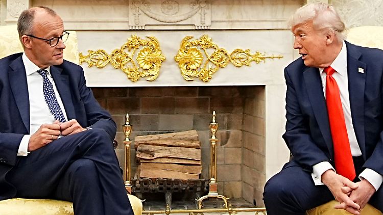 Invasor Russland und die sich verteidigende Ukraine bezeichnete Trump im Gespräch mit Merz im Oval Office als "Kleinkinder", die man eine Weile kämpfen lassen sollte, bevor man dazwischen geht. 