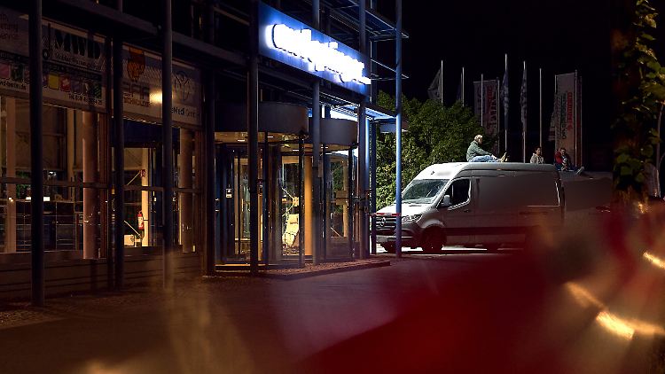 Bei ihrem letzten Versuch wollten die Aktivisten die Zufahrt einer Druckerei in Berlin-Spandau blockieren.