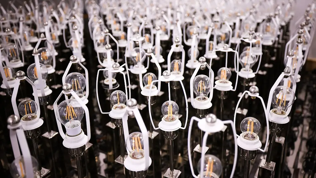 Lampenfuesse-von-Schirmlampen-stehen-in-den-Raeumen-des-ehemaligen-Hotel-Park-Hyatt-in-der-Innenstadt