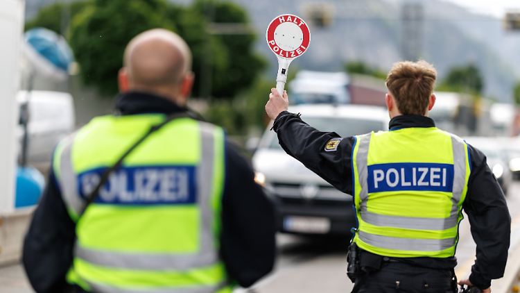 Bundesinnenminister Dobrindt wies die Bundespolizei an, Menschen an den Grenzen abzuweisen - Richter entschieden in einem Fall anders.