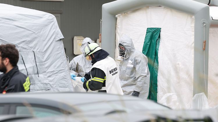 Einsatzkräfte in Schutzkleidung gingen der Ursache für die Hautreaktionen auf den Grund.