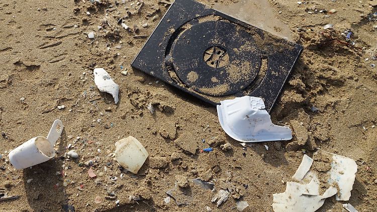 Viele Strände weltweit sehen so aus - unter der Oberfläche liegt aber der bedeutend größere Teil des Plastikmülls. 