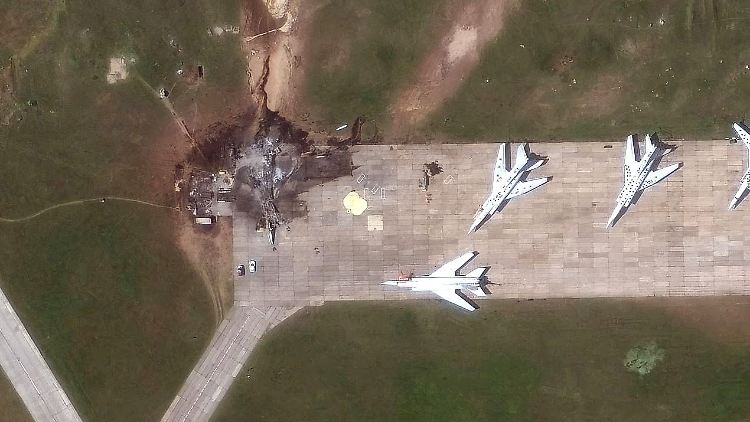 Ein Satellitenbild zeigt ein zerstörtes Flugzeug vom Typ TU 22 nach einem Drohnenangriff auf den Luftwaffenstützpunkt Belaja in der Region Irkutsk, Russland, 