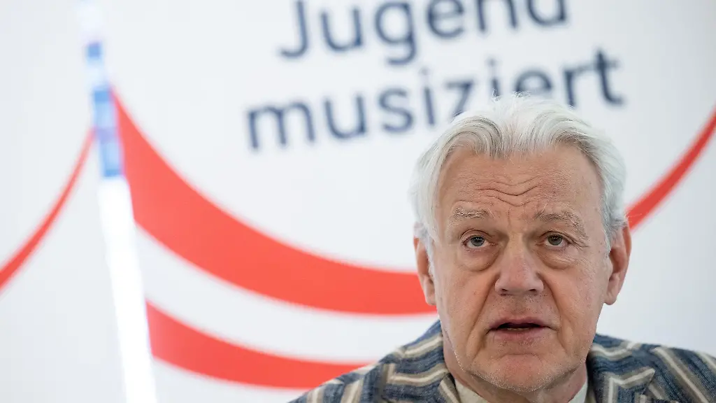 Ulrich-Rademacher-Leiter-der-Bundesjury-Jugend-musiziert-spricht-auf-der-Pressekonferenz-vor-Beginn-des-Talentwettbewerbs-in-Zwickau