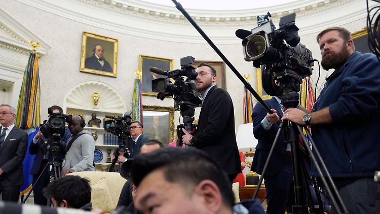 Die Reporterplätze für Trumps Oval Office sind heiß begehrt. AP hat seinen Stammplatz verloren.