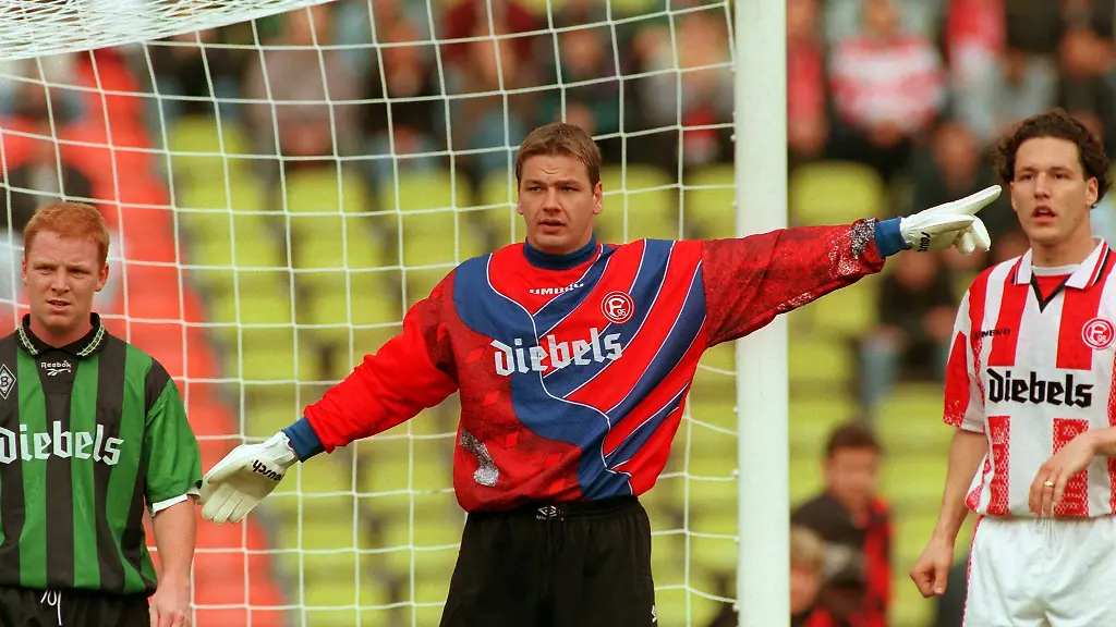 Georg-Koch-M-Torwart-vom-Fussball-Bundesligisten-Fortuna-Duesseldorf-aufgenommen-beim-Heimspiel-gegen-Borussia-Moenchengladbach-im-Duesseldorfer-Rheinstadion