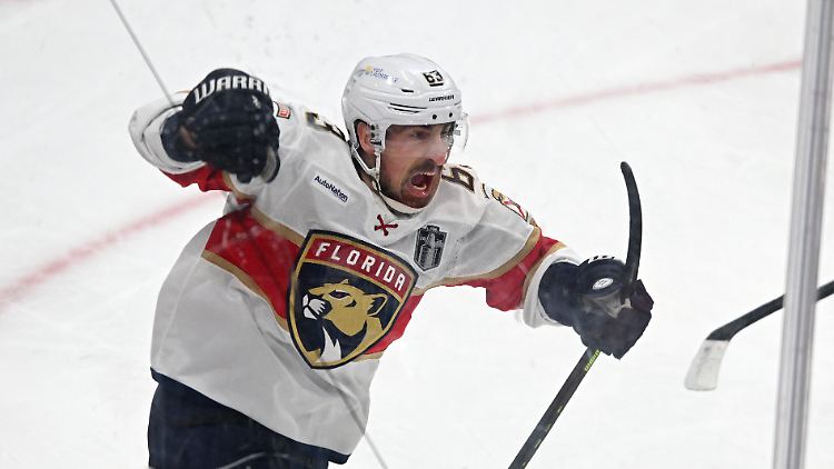 Brad Marchand feiert seinen Siegtreffer ausgelassen.