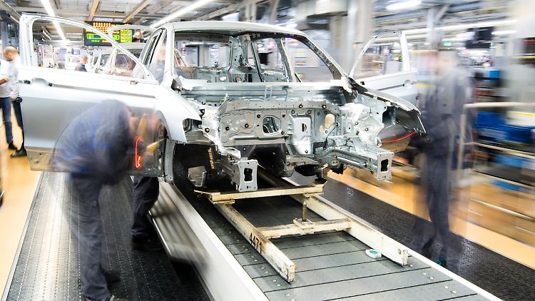 In der Autoindustrie entfallen allein schon wegen des Wandels hin zur Elektromobilität zahlreiche Arbeitsplätze.