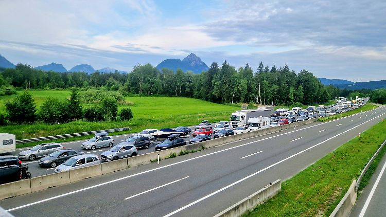 Der ADAC warnt auch für Montag und Dienstag vor Staugefahr.