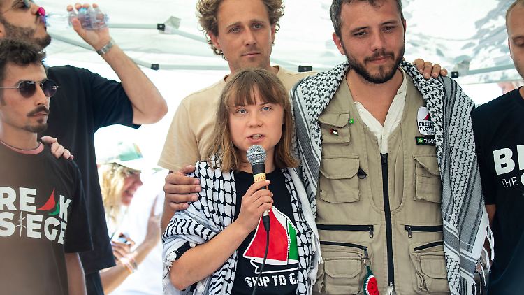 Die Klimaaktivistin Greta Thunberg (Mitte), neben Thiago Avila (r.) von einer Menschenrechtsorganisation vor ihrer Abreise in den Nahen Osten. 