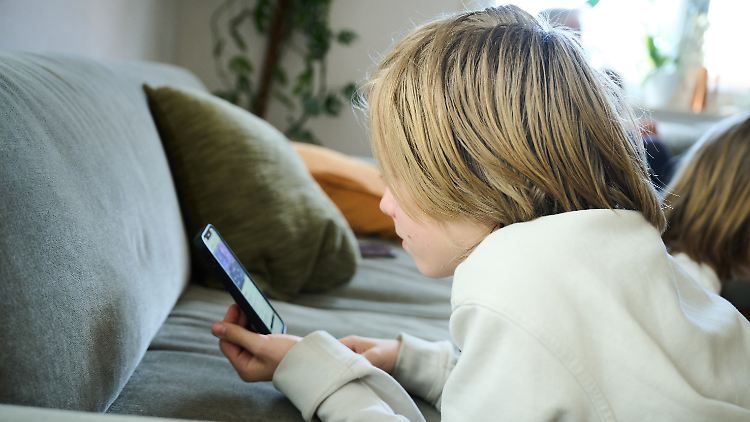 Kinder und Teenager verbringen viel Zeit vor dem Smartphone - einen großen Teil davon auf Tiktok und Co. 