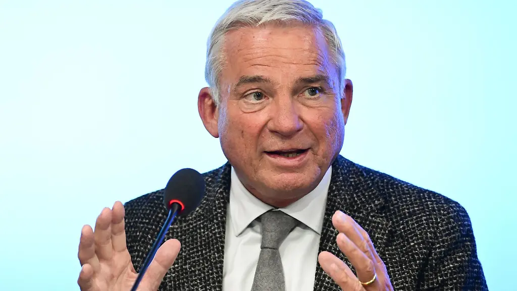 Thomas-Strobl-CDU-Innenminister-von-Baden-Wuerttemberg-spricht-im-Landtag-bei-einer-Regierungs-Pressekonferenz