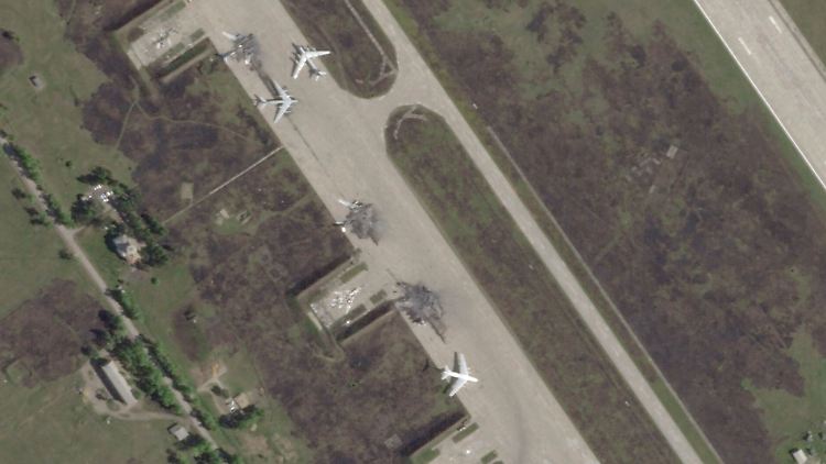 Ukrainische Drohnen trafen unzweifelhaft russische Kampfflugzeuge - wie viele, darüber gibt es unterschiedliche Ansichten.