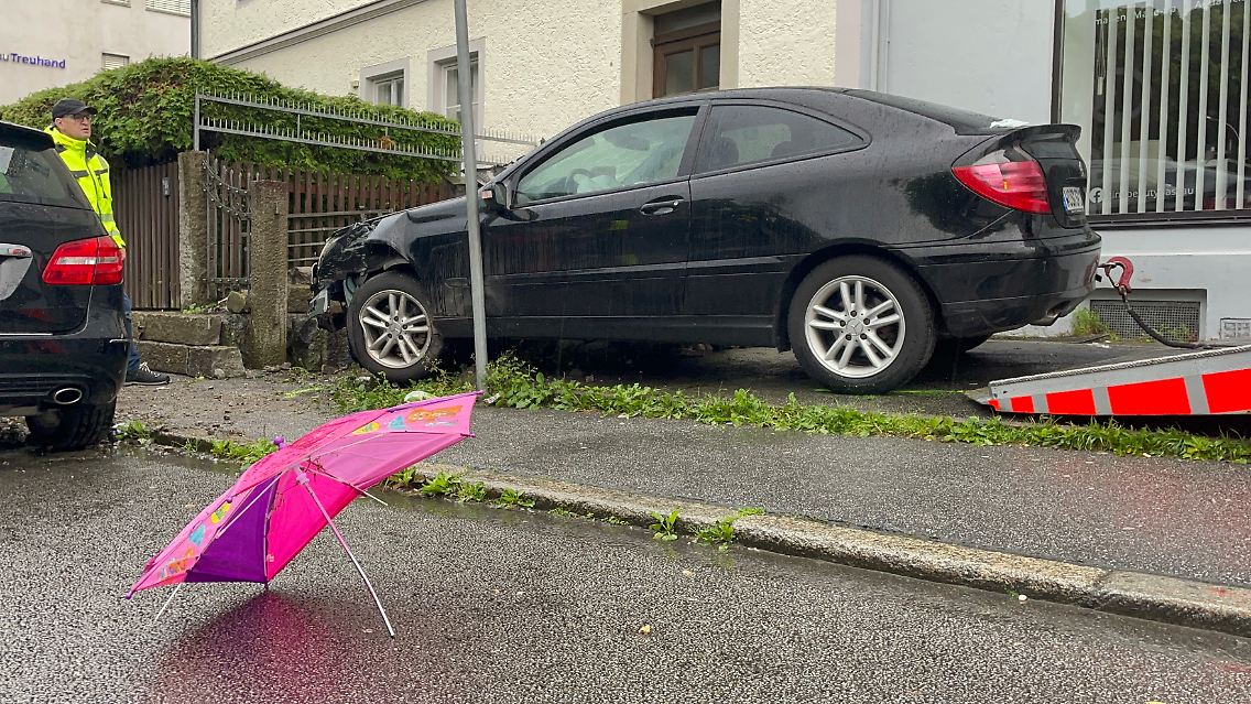 Die Polizei sichert den Mercedes des Fahrers.