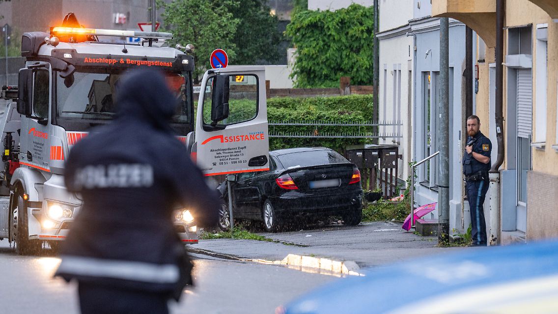 Das bei der Attacke beschädigte Auto steht auf dem Gehweg.