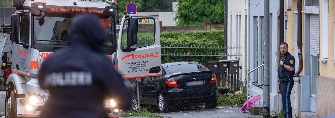 Das bei der Attacke beschädigte Auto steht auf dem Gehweg.