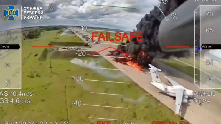 Das Foto soll russische Bomber unter ukrainischem Beschuss auf dem Luftwaffenstützpunkt Belaja in der Region Irkutsk in Sibirien zeigen. 