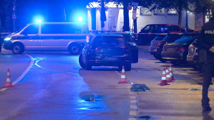 Die Polizei wollte die Frau festnehmen, aber sie soll weiter mit dem Messer hantiert haben. Daraufhin fielen Schüsse. 