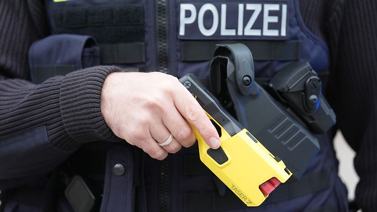 Der Einsatz von Tasern "bei unserer Polizei" sei zwingend notwendig", sagt Bundesinnenminister Dobrindt.