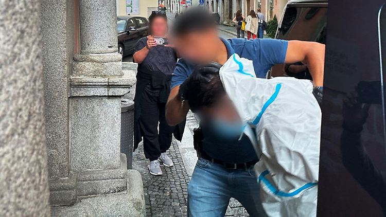 Der Iraker wird in einem speziellen Anzug zur Vorführung beim Haftrichter zum Amtsgericht gebracht.