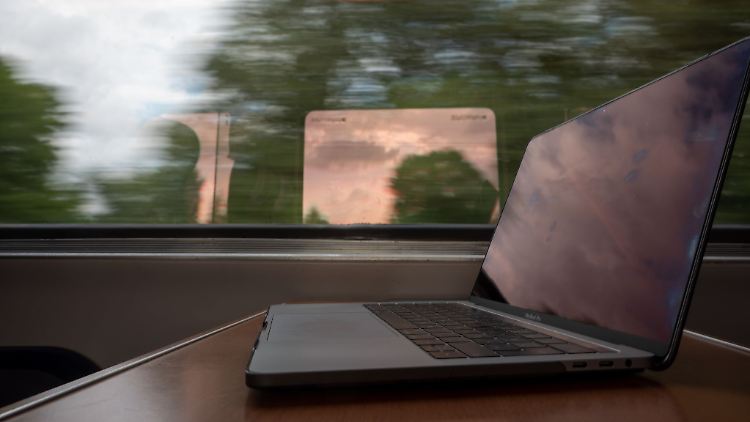 Meetings in der Öffentlichkeit können zum Problem werden - denn hier könnten sensible Daten preisgegeben werden.