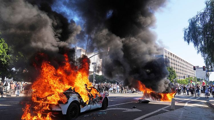 Am Rande der friedlichen Proteste kam es in Los Angeles immer wieder zu Zusammenstößen mit der Polizei. 