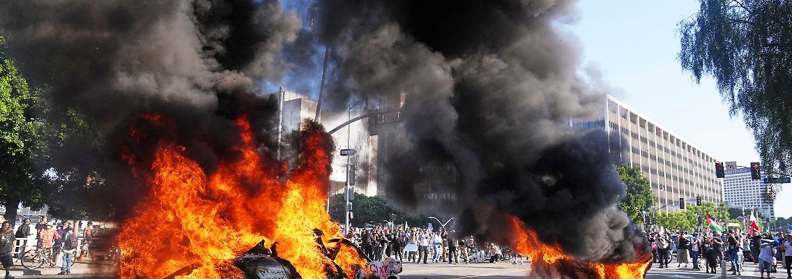 Am Rande der friedlichen Proteste kam es auch zu Zusammenstößen mit der Polizei.