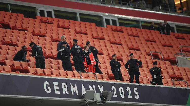Die Polizei befragt Augenzeugen zu dem Vorfall.
