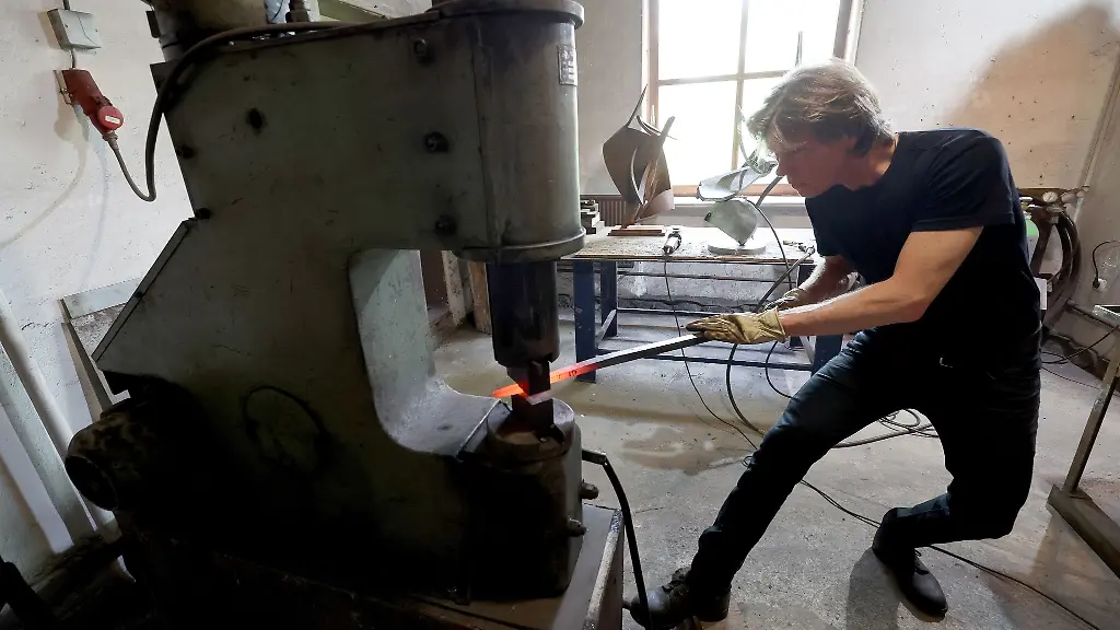 Michael-Hitschold-arbeitet-in-seiner-Schmiede-in-einem-ehemaligen-Gemeinderaum-des-Pfarrhofs-an-einer-Stahlskulptur
