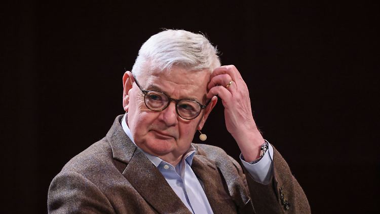 Joschka Fischer hat seine Meinung zur Wehrpflicht geändert.