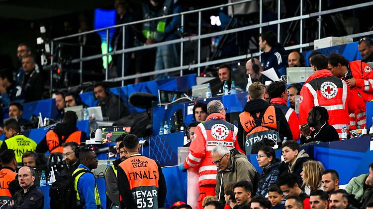 Rettungseinsatz auf der Tribüne.