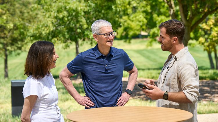 Apple-Chef Tim Cook (M.) war voll des Lobes für Hendrik Schulke.