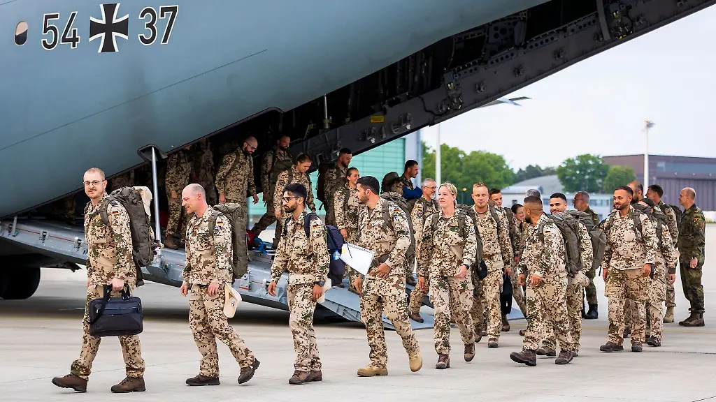 Soldaten-verlassen-ein-Transportflugzeug-der-Luftwaffe-auf-dem-Gelaende-vom-Fliegerhorst-Wunstorf