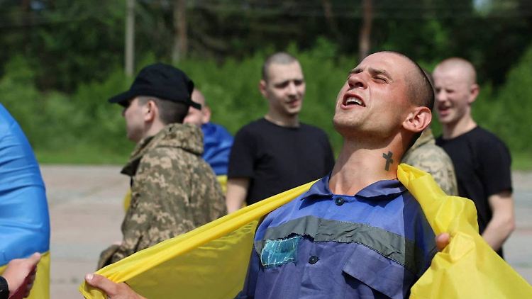 Ein ukrainischer Soldat freut sich, wieder frei zu sein. Wie viele Kameraden heute ausgetauscht wurden, ist nicht bekannt.
