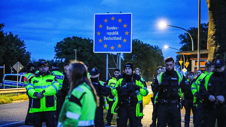 Die deutsche Polizei steht bereit, um gegen Fake-Grenzkontrollen einzuschreiten.