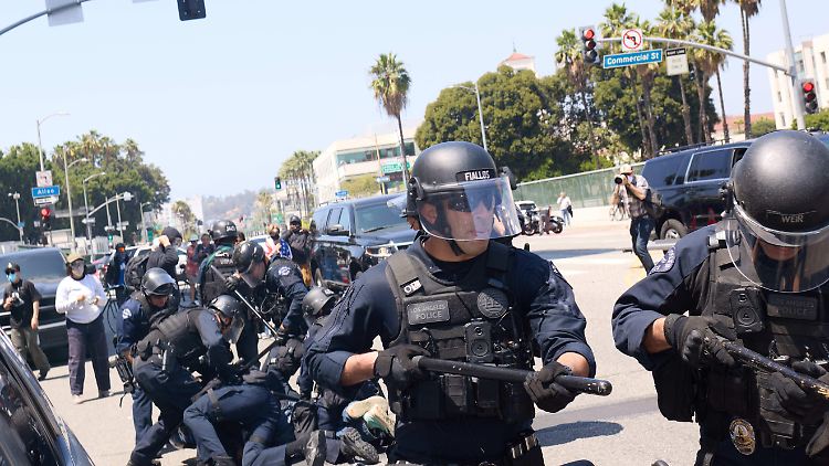 Kräfte der US-Behörden für Einwanderung (ICE) sowie für die Innere Sicherheit (DHS) kommen bei einer Razzia in einem County von Los Angeles in die Bredouille.