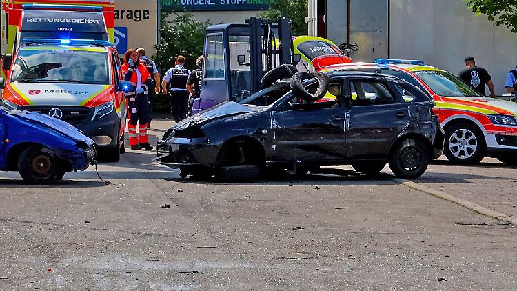Der 21-jährige Fahrer blieb unverletzt. 