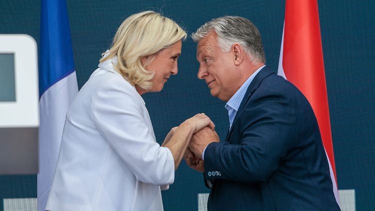 Marine Le Pen und Viktor Orban - vereint auf der Bühne.