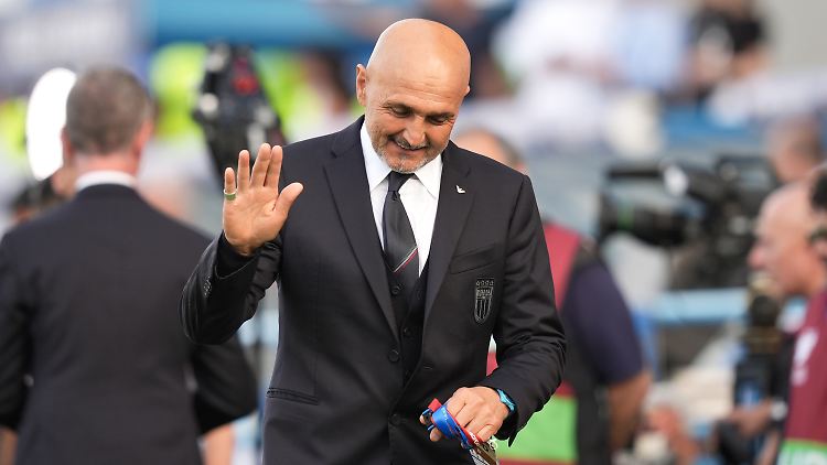 Luciano Spalletti winkt ab, aus und vorbei, das war es für ihn. "Es tut mir leid, ich wäre gerne geblieben und hätte versucht, etwas zu ändern," sagt Italiens Trainer. 